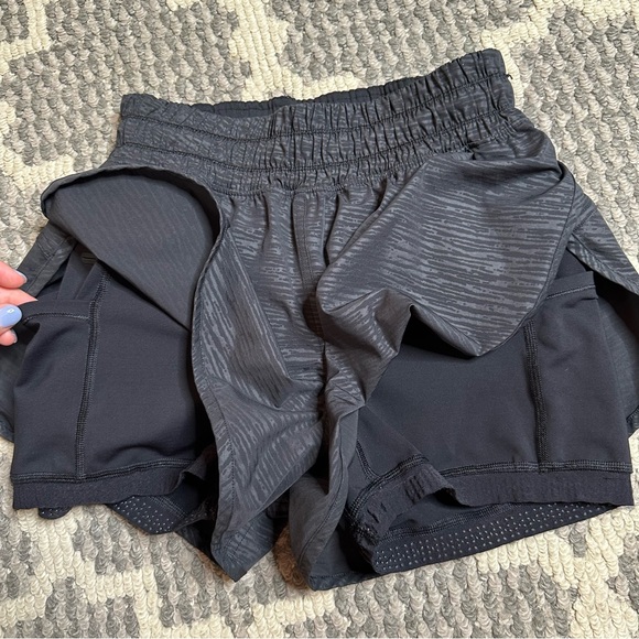 Lululemon Bootcamp Ready Short in Stride Emboss Black - Picture 5 of 7